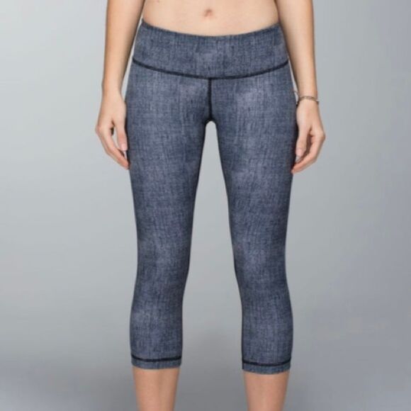 Like new Lululemon Wunder Under crop in Burlap black dune size 4 - Picture 2 of 9